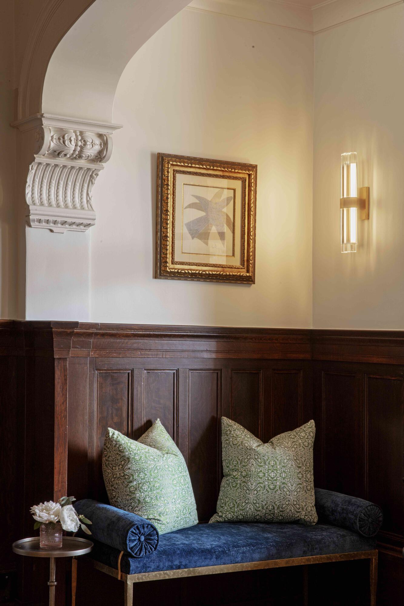 la colombe d'or loveseat